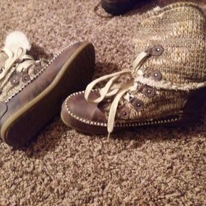 Adorable muk luks knitted boot